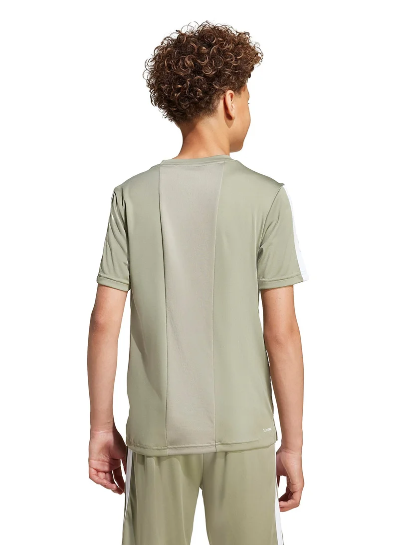 اديداس تيشيرت أساسي بتصميم الخطوط الثلاثة لتدريب الشباب