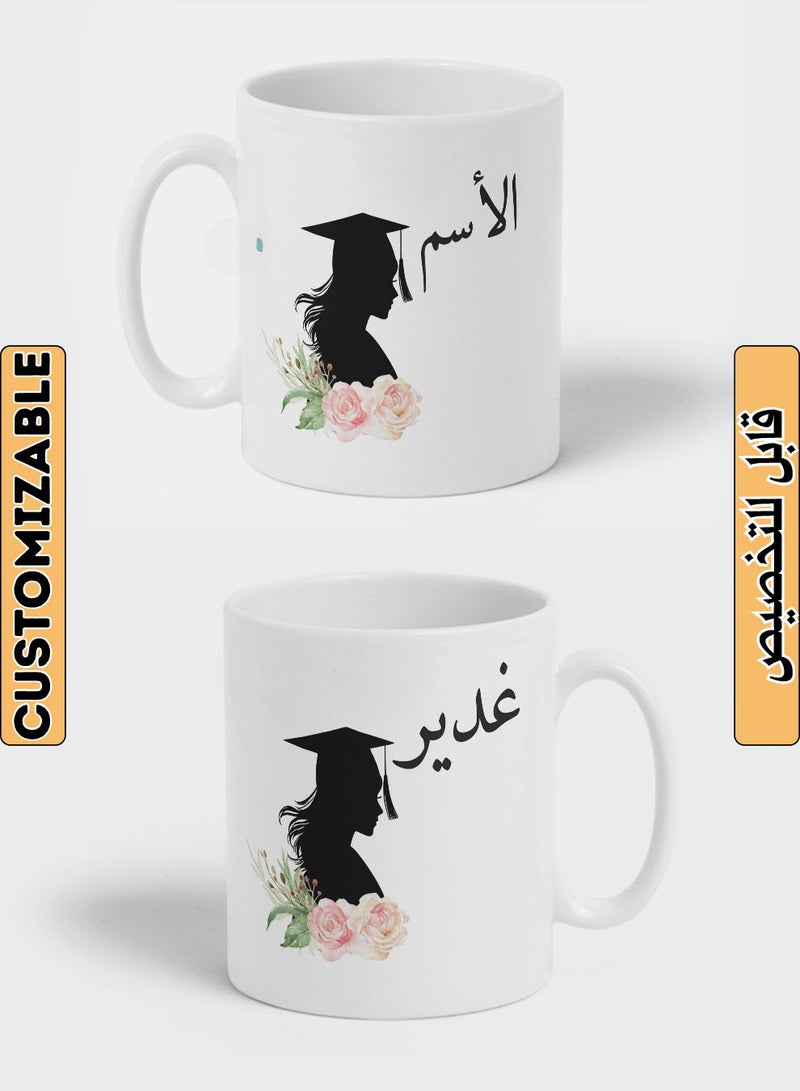 لوحة كوب ١١ أونصة من السيراميك للاحتفال بالتخرج قابل للتخصيص باسم الخريج وتصميم خريجة مع ورود - Image 1