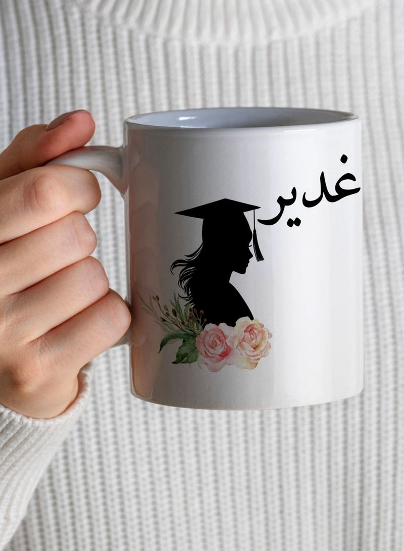 لوحة كوب ١١ أونصة من السيراميك للاحتفال بالتخرج قابل للتخصيص باسم الخريج وتصميم خريجة مع ورود - Image 4