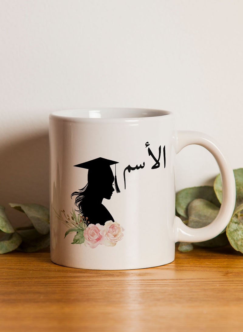 لوحة كوب ١١ أونصة من السيراميك للاحتفال بالتخرج قابل للتخصيص باسم الخريج وتصميم خريجة مع ورود - Image 3