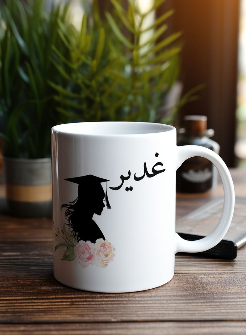 لوحة كوب ١١ أونصة من السيراميك للاحتفال بالتخرج قابل للتخصيص باسم الخريج وتصميم خريجة مع ورود - Image 5