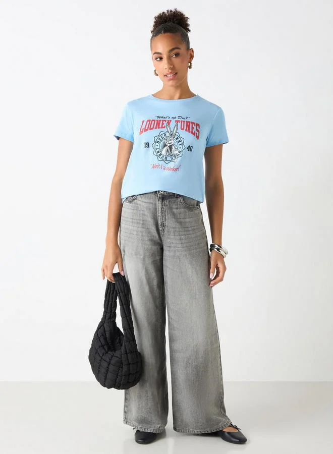 اس بي كاركترز تيشيرت بياقة ضيقة وأكمام قصيرة وطبعات لوني تيونز