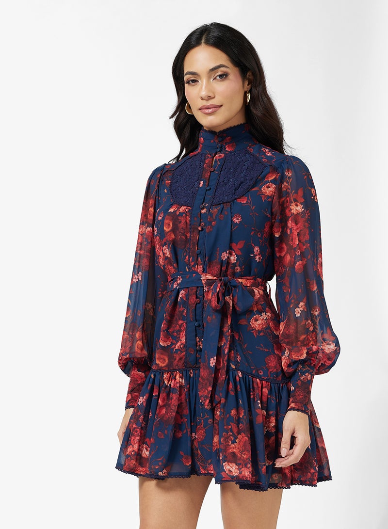 هوب اند ايفي فستان قصير مطرز بأكمام طويلة وتفاصيل ياقة دانتيل - Image 1