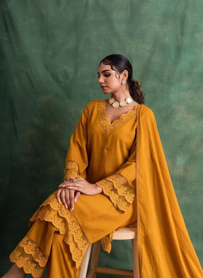 زيري سوق Rangrezee Mustard Straight Kurta Suit Set (Set Of 3)