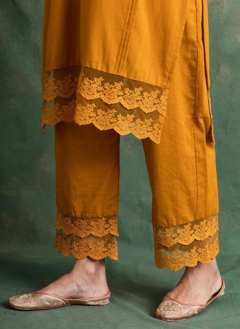 زيري سوق Rangrezee Mustard Straight Kurta Suit Set (Set Of 3)