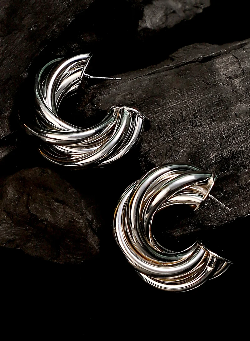 سوهي أقراط نسائية نصف دائرية بتصميم ملتوي سميك فضي اللون معدني بمشبك ضاغط