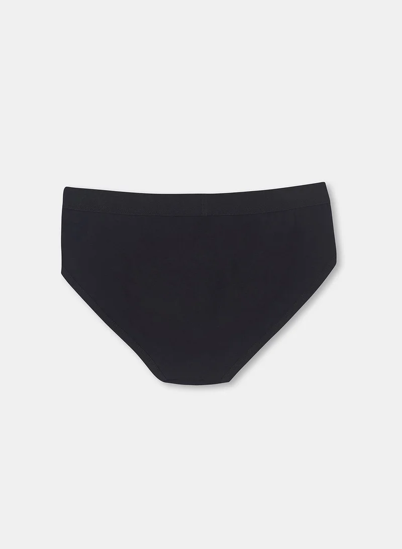 داجي سروال مزين بشعار الماركة