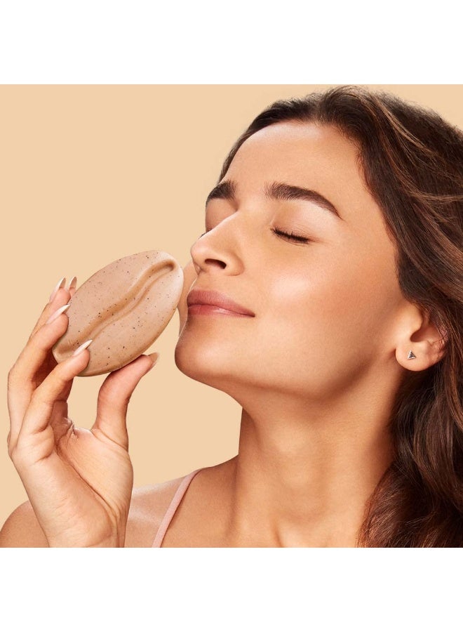 إم كافيين صابون مقشر لإزالة السمرة بالكافيين مع القهوة وحليب اللوز والكراميل | صابون استحمام لإزالة السمرة لتلميع وترطيب البشرة | صابون استحمام على شكل حبة برائحة القهوة المنعشة للجنسين - Image 4