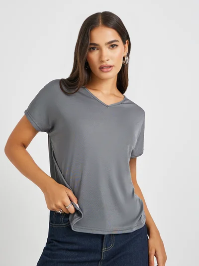 ستايلي تيشيرت بياقة على شكل حرف  بقصة عادية من ستايلي