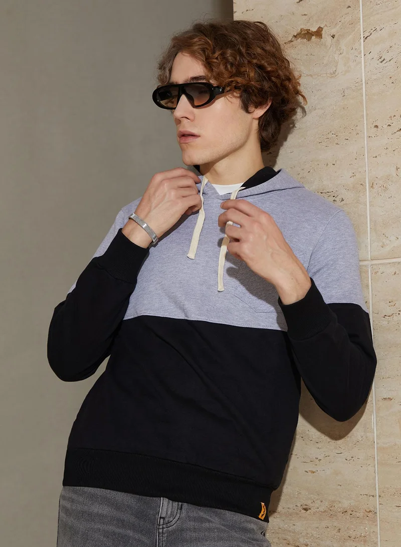 Campus Sutra Men's Cloud Grey & Obsidian Black Block Pullover Hoodie For Casual Wear | Hooded Neck | Long Sleeve | Pull On Closure | Sweatshirt Crafted With Comfort Fit For Everyday Wear