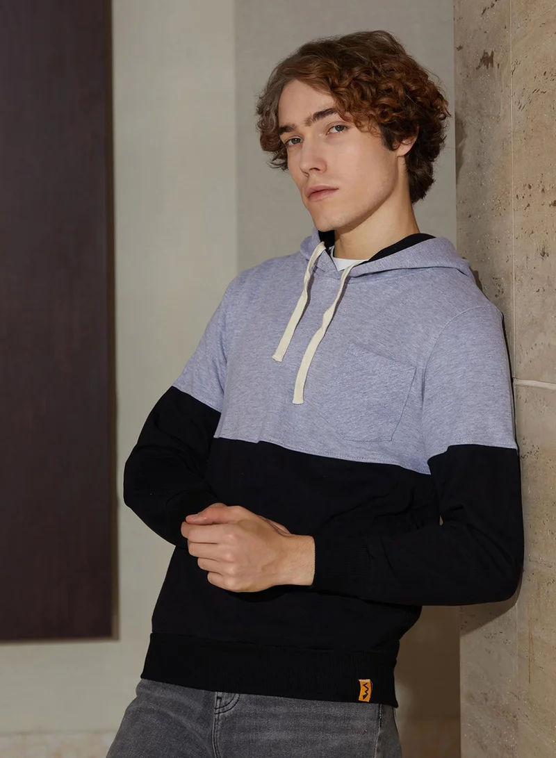 Campus Sutra Men's Cloud Grey & Obsidian Black Block Pullover Hoodie For Casual Wear | Hooded Neck | Long Sleeve | Pull On Closure | Sweatshirt Crafted With Comfort Fit For Everyday Wear