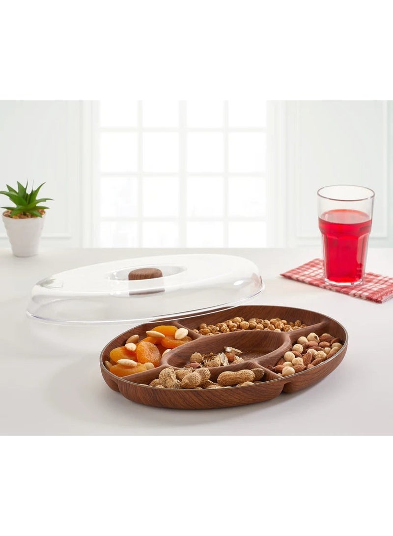 إيفيلين طبق تقديم خماسي أنيق مصنوع من بوليستيرين متين بتصميم يشبه الخشب الطبيعي، مزود بغطاء شفاف يحافظ على الطعام. يأتي بمقاس 30×20 سم مع خمسة أقسام منظمة لتقديم المكسرات، الحلويات، السناكس، الفواكه والمقبلات. يتميز بمظهر راقٍ وخامة مقاومة للكسر وسهولة في الاستخدام والتنظيف، مما يجعله خيارًا مثاليًا للمنزل والحفلات والضيافة اليومية. - Image 3