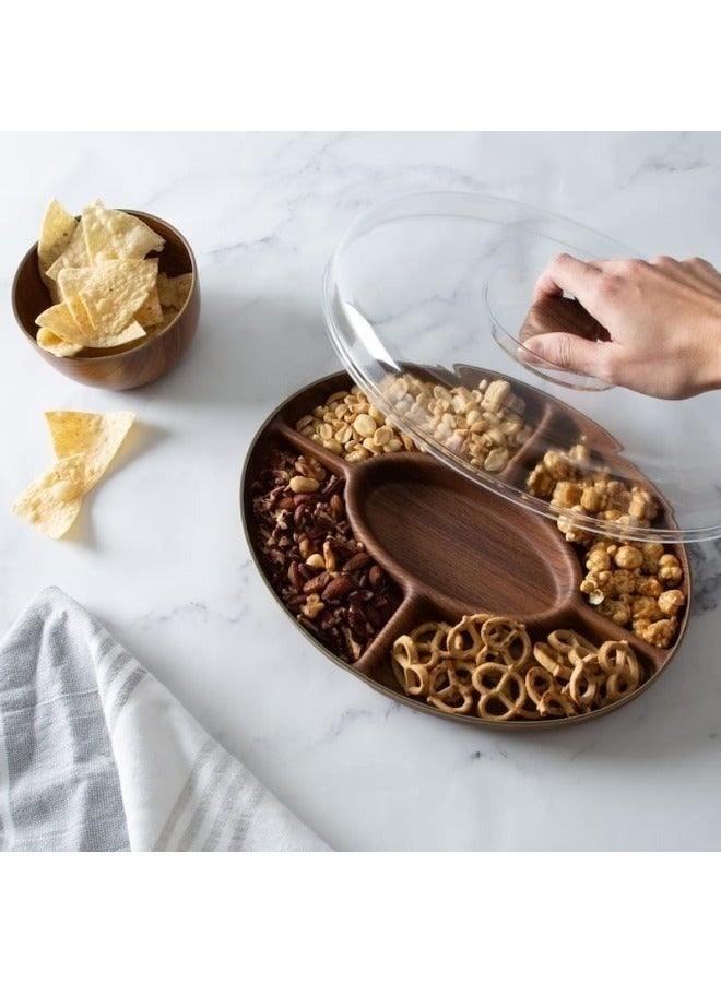 إيفيلين طبق تقديم خماسي أنيق مصنوع من بوليستيرين متين بتصميم يشبه الخشب الطبيعي، مزود بغطاء شفاف يحافظ على الطعام. يأتي بمقاس 30×20 سم مع خمسة أقسام منظمة لتقديم المكسرات، الحلويات، السناكس، الفواكه والمقبلات. يتميز بمظهر راقٍ وخامة مقاومة للكسر وسهولة في الاستخدام والتنظيف، مما يجعله خيارًا مثاليًا للمنزل والحفلات والضيافة اليومية. - Image 4