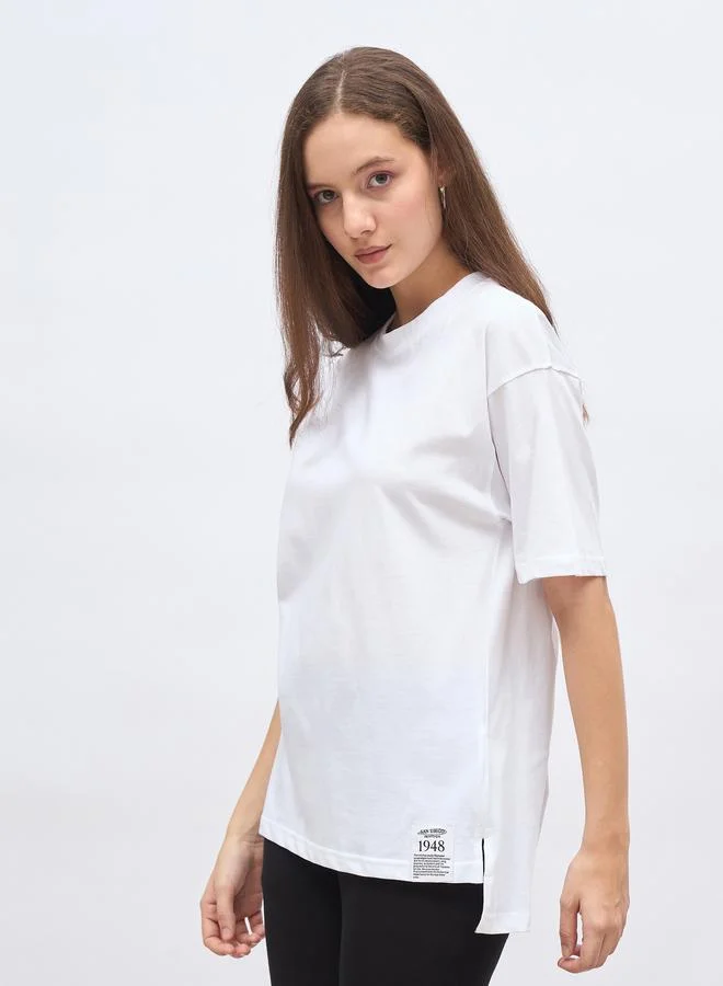 Styli Styli High-Low Hem Oversized T-Shirt with Patch Detail