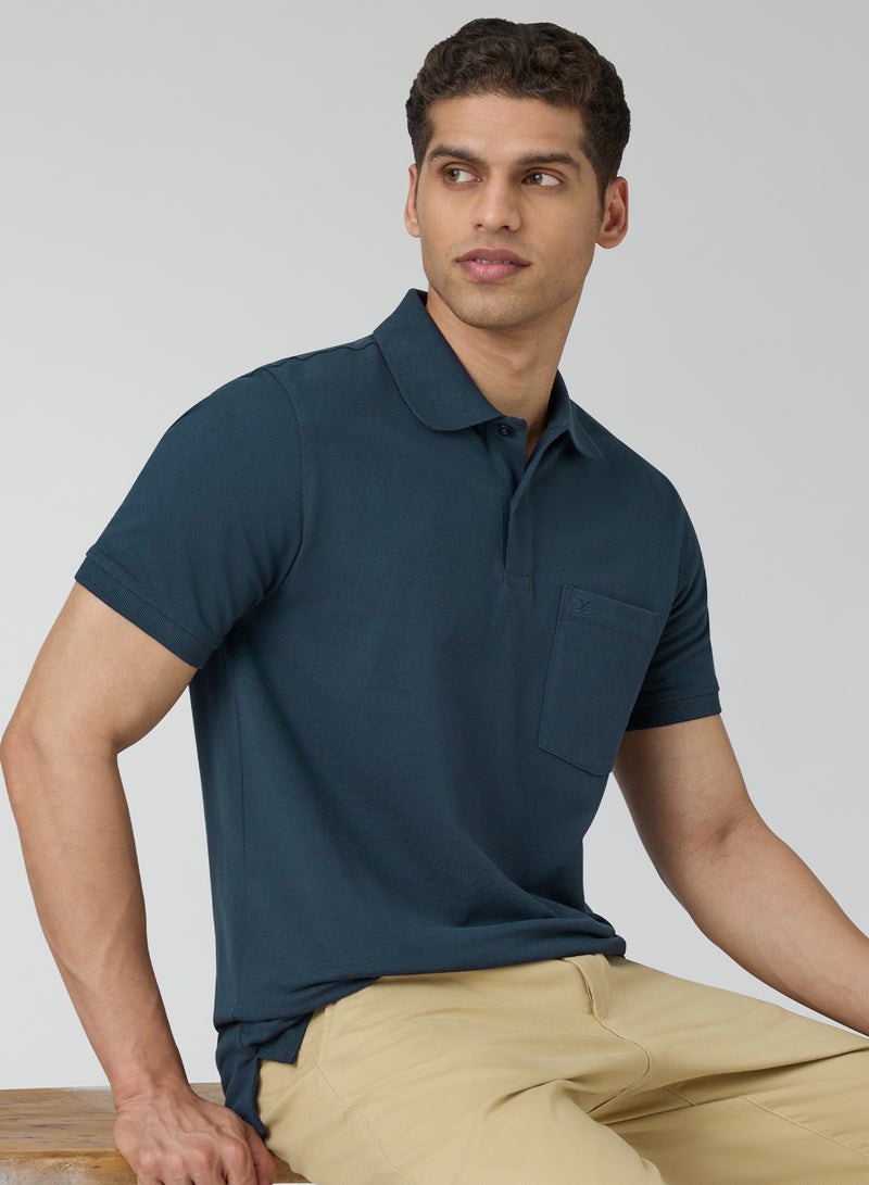 اكس واي اكس اكس تيشيرت بولو سادة من القطن بنصف كم للرجال باللون الأزرق الداكن - Image 1