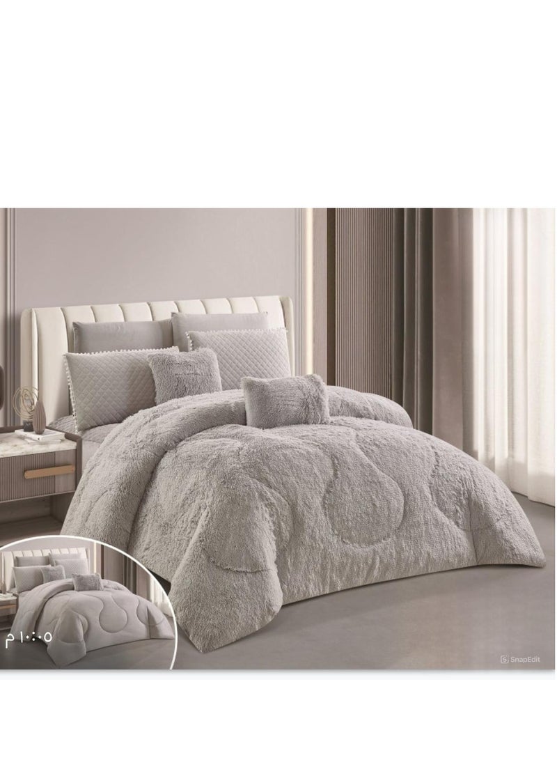 Luxurious faux fur Comforter Set  set to keep you warm on cold nights. Includes: 1 duvet (250x230cm), 1 fitted sheet (200x200cm), 4 pillowcases (75x50cm), and 2 cushions (45x45cm). - Image 1