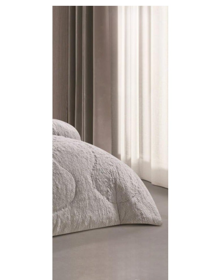 Luxurious faux fur Comforter Set  set to keep you warm on cold nights. Includes: 1 duvet (250x230cm), 1 fitted sheet (200x200cm), 4 pillowcases (75x50cm), and 2 cushions (45x45cm). - Image 4