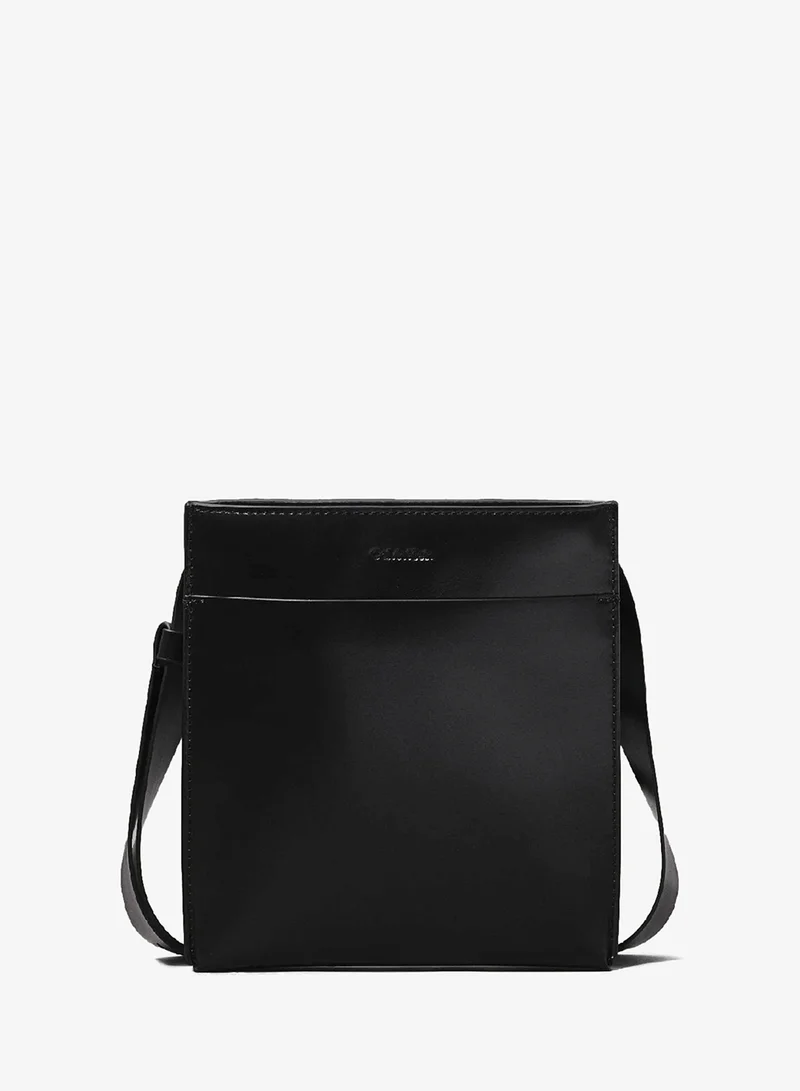 كالفن كلاين شنطة كروس مسطحة من الجلد