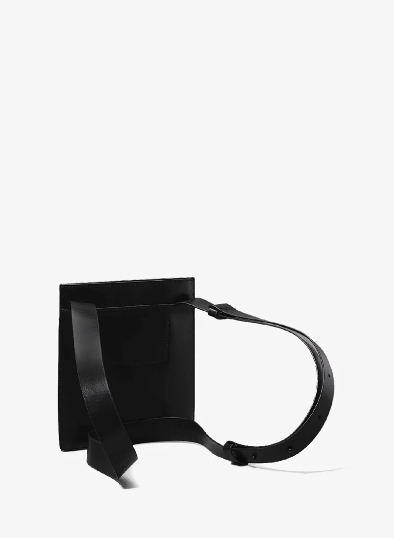 كالفن كلاين شنطة كروس مسطحة من الجلد