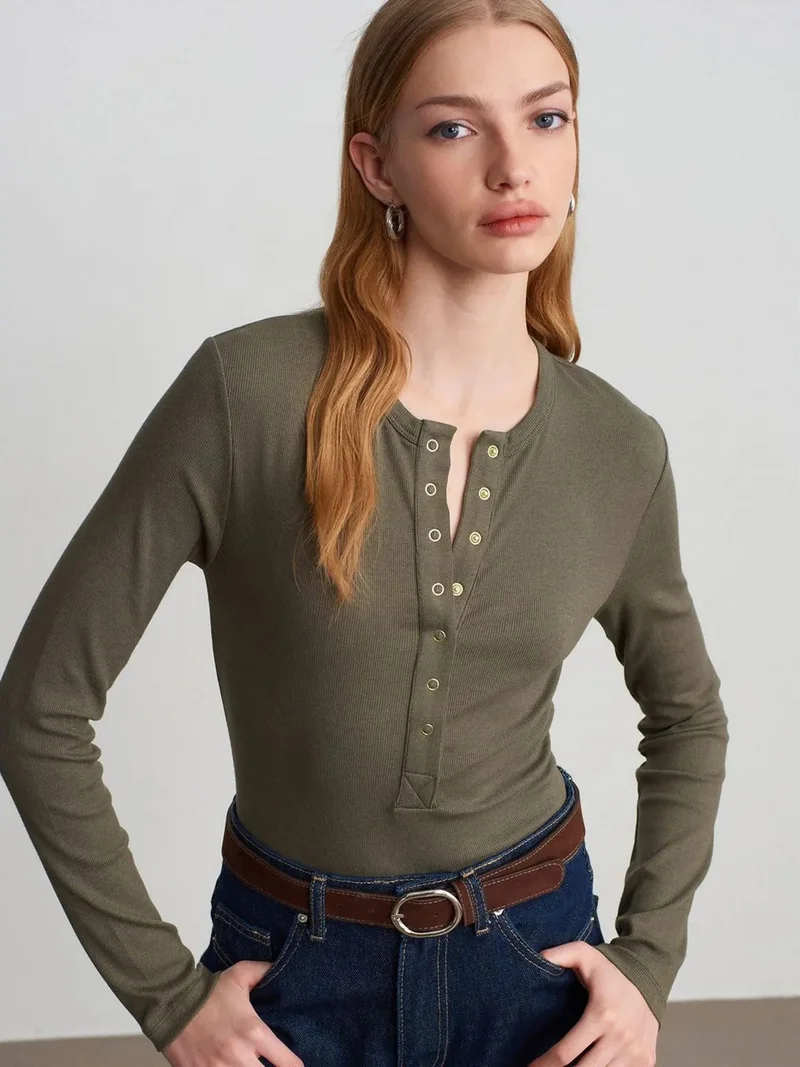 Dilvin DILVIN Ribbed Crew Neck Button Blouse