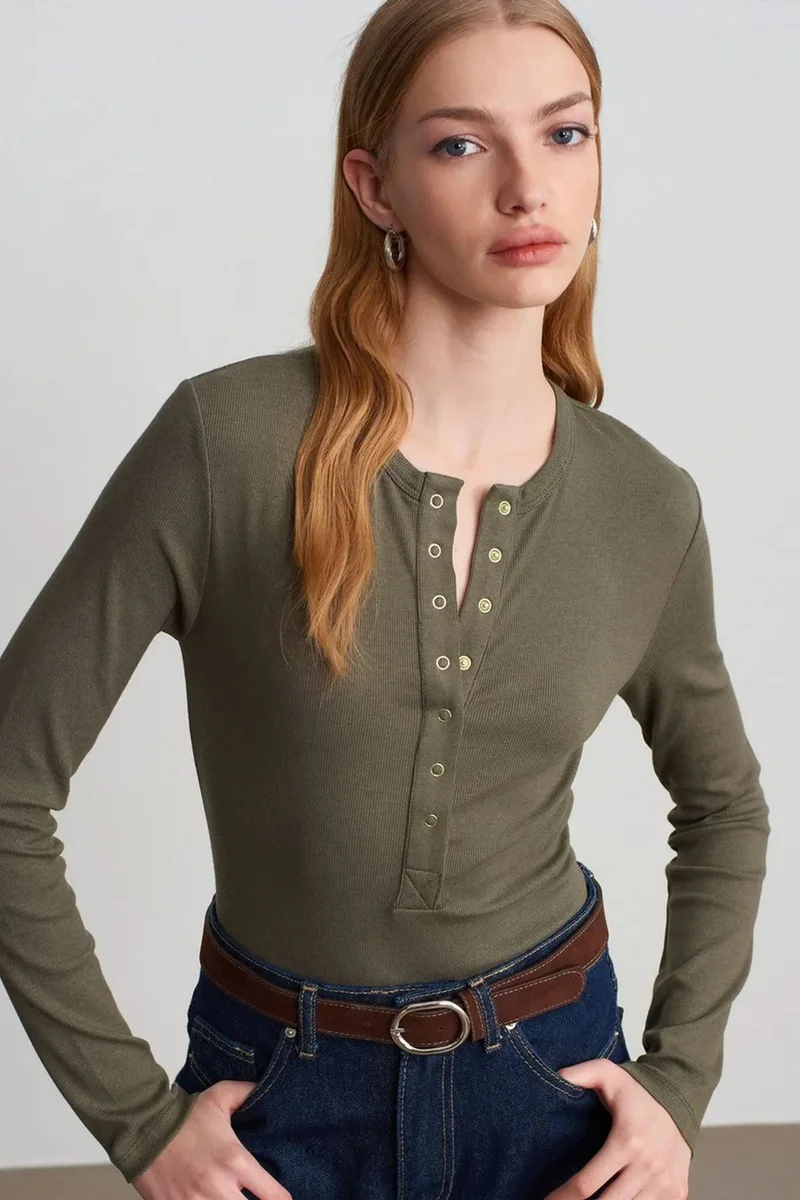 ديلفين DILVIN Ribbed Crew Neck Button Blouse