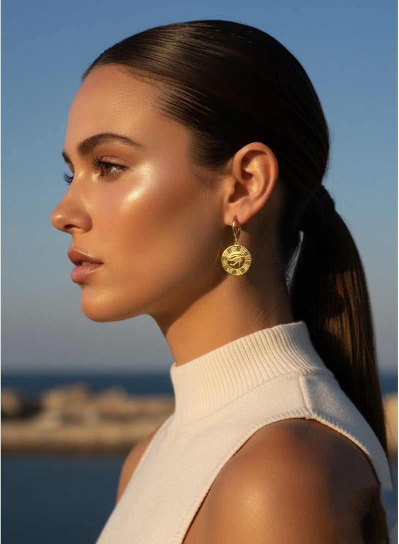 جوليا ستور أقراط مطلية بالذهب عيار 18 قيراطًا، بتصميم عتيق مستوحى من عين حورس المصرية القديمة، مصنوعة من الفولاذ المقاوم للصدأ الصلب، تُعتبر رمزًا للحظ السعيد والحماية، هدية مجوهرات رائعة. - Image 4