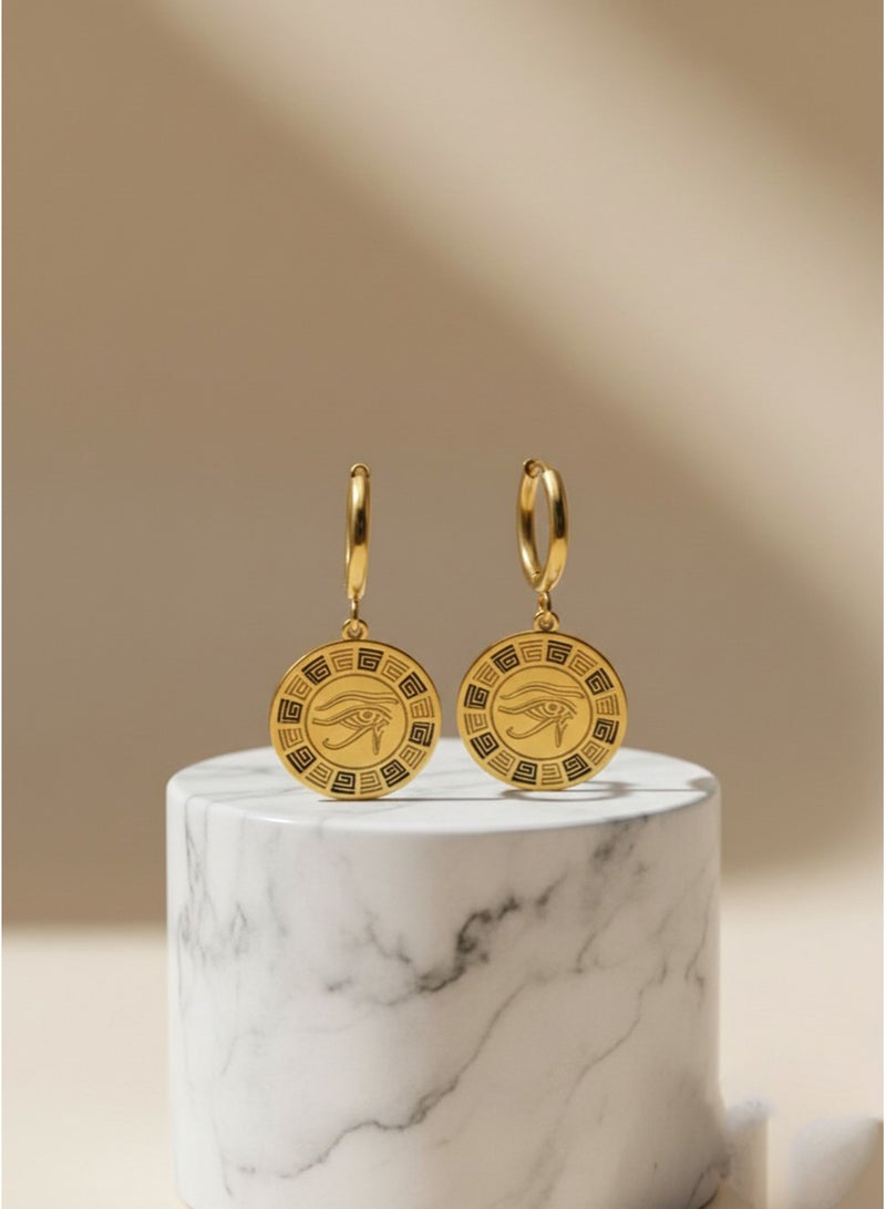 جوليا ستور أقراط مطلية بالذهب عيار 18 قيراطًا، بتصميم عتيق مستوحى من عين حورس المصرية القديمة، مصنوعة من الفولاذ المقاوم للصدأ الصلب، تُعتبر رمزًا للحظ السعيد والحماية، هدية مجوهرات رائعة. - Image 2