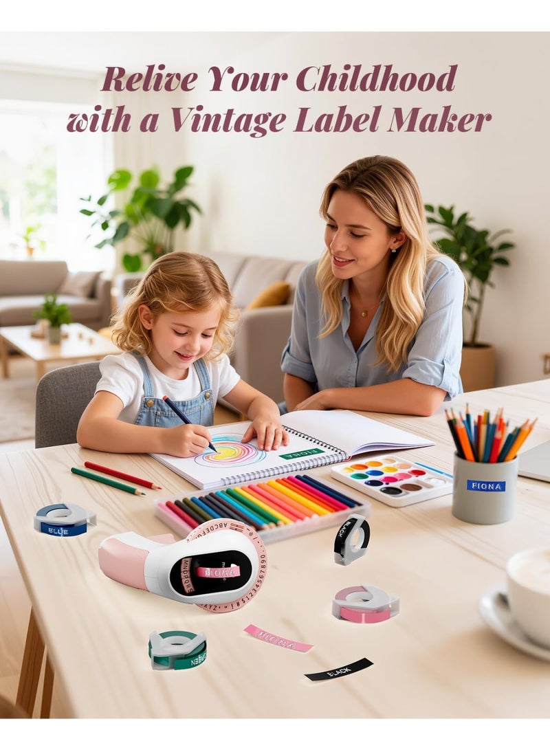 فوميمو ماكينة كتابة الملصقات البارزة (Embossing) من Phomemo بستايل "أولد سكول" وتصميم ريترو كلاسيكي شيك جداً. بتيجي معاها 6 بكرات جاهزين للاستخدام عشان تطبع براحتك. عملية ومثالية جداً لتنظيم برطمانات المطبخ، ملفات المكتب، ترتيب البيت، أو لو بتحب شغل الهاند ميد والأعمال اليدوية (DIY). بتعملك ملصقات 3D بارزة بتدي شكل مميز ومختلف لأي حاجة تلزقها عليها! - Image 2