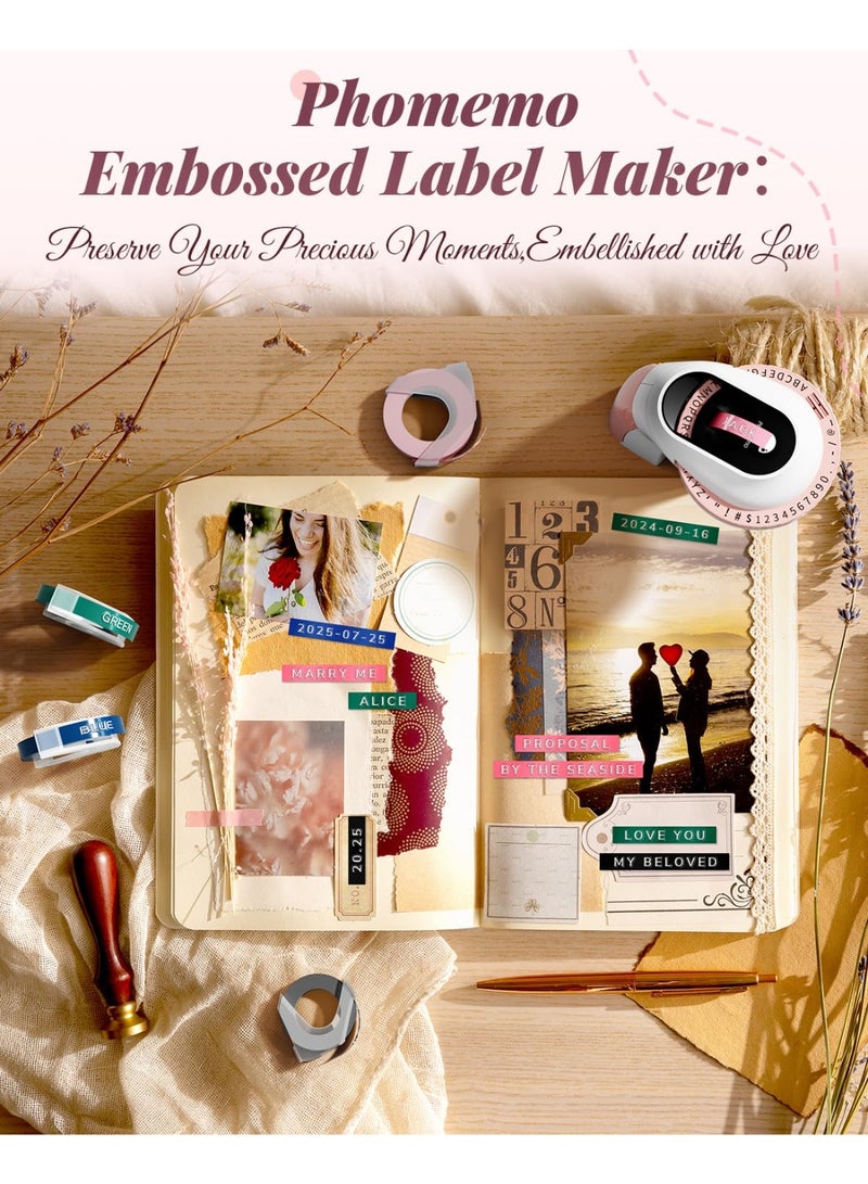 فوميمو ماكينة كتابة الملصقات البارزة (Embossing) من Phomemo بستايل "أولد سكول" وتصميم ريترو كلاسيكي شيك جداً. بتيجي معاها 6 بكرات جاهزين للاستخدام عشان تطبع براحتك. عملية ومثالية جداً لتنظيم برطمانات المطبخ، ملفات المكتب، ترتيب البيت، أو لو بتحب شغل الهاند ميد والأعمال اليدوية (DIY). بتعملك ملصقات 3D بارزة بتدي شكل مميز ومختلف لأي حاجة تلزقها عليها! - Image 5