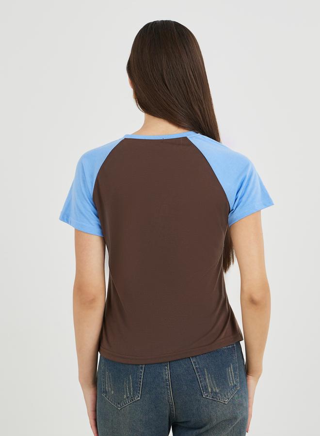 تايك تو تيشيرت مطبوع برسومات بأكمام راجلان بقصة عادية - Image 5