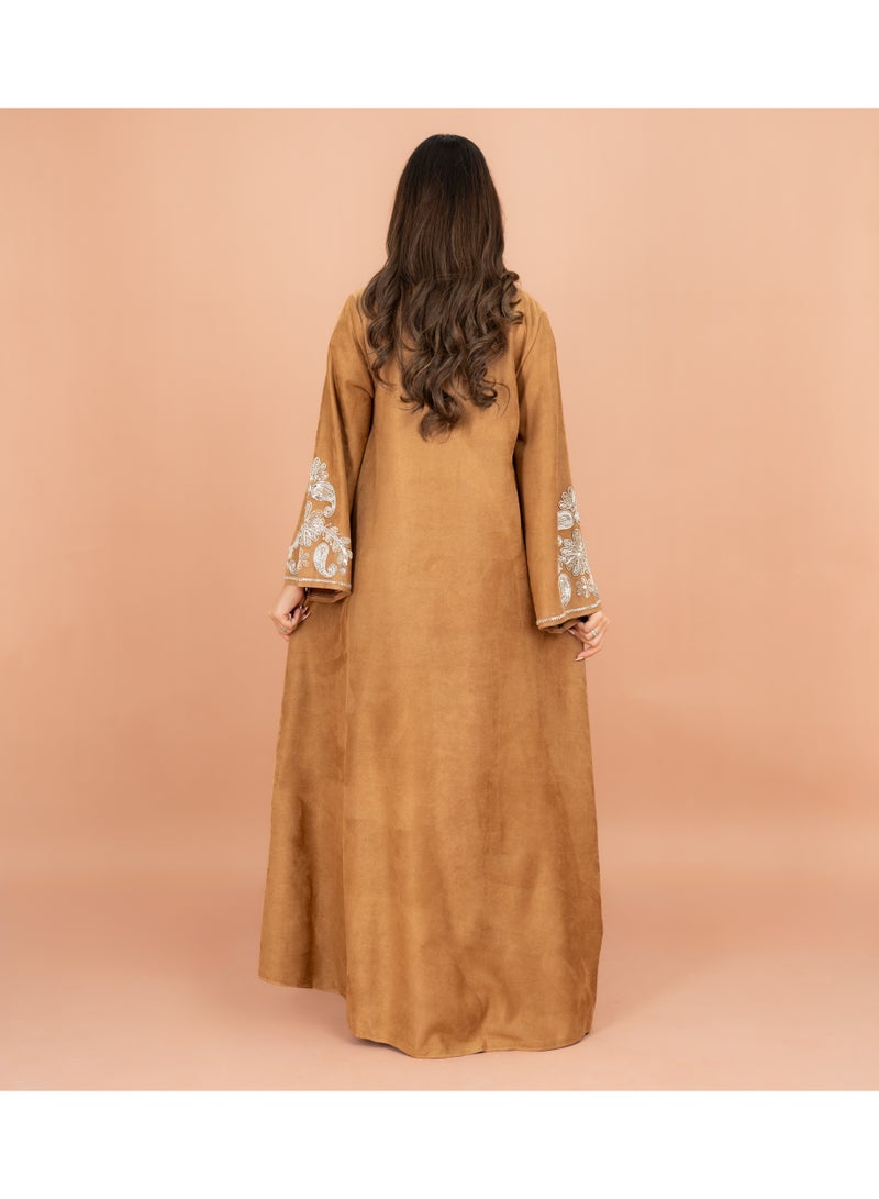 اكسا جلابية فضية مطرزة بأكمام واسعة من قماش لامع بني - Image 4