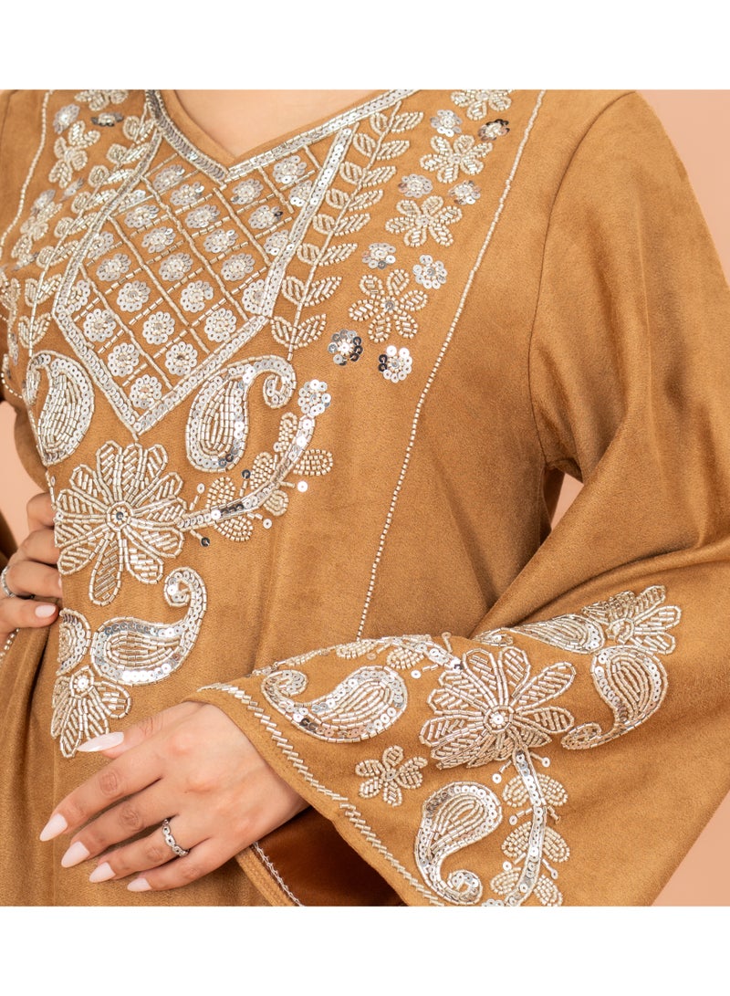 اكسا جلابية فضية مطرزة بأكمام واسعة من قماش لامع بني - Image 2