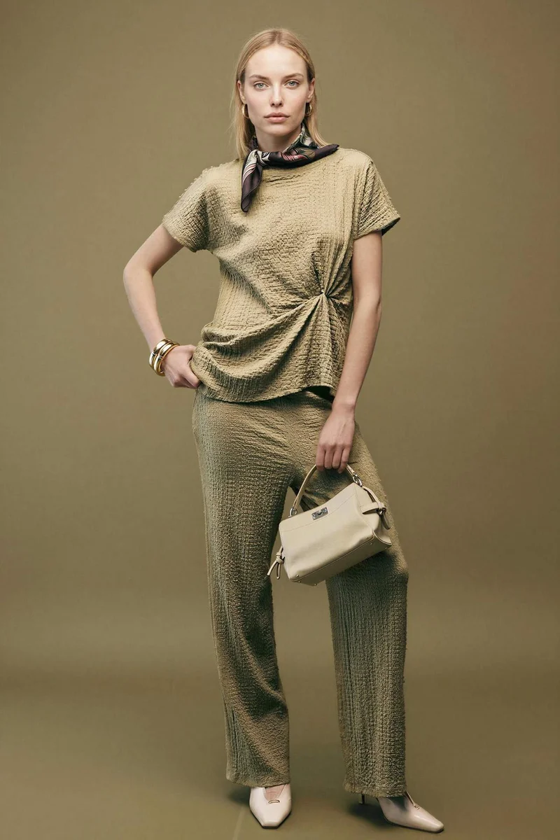 ديفاكتو Asymmetric Boat Neck Crinkle T-Shirt