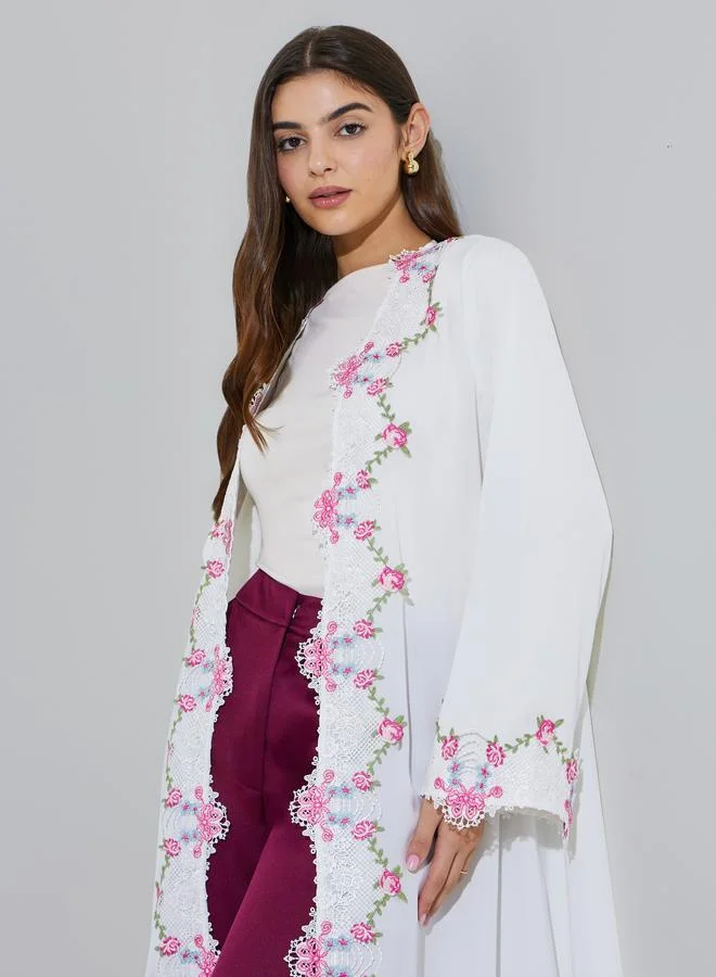 أميرة عباية بيضاء مفتوحة من الأمام مطرزة بالدانتيل