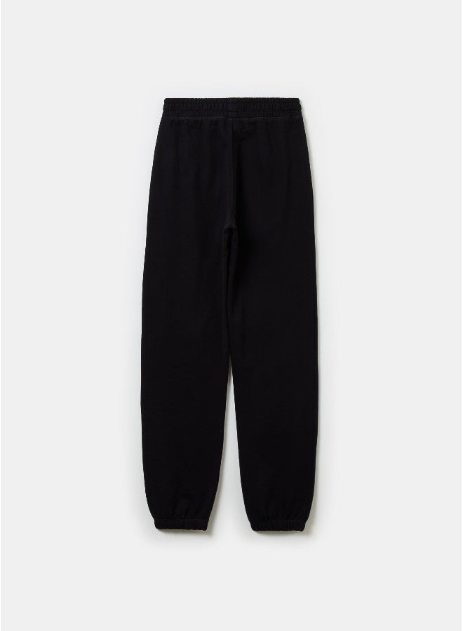 او في اس بنطلون رياضي مبطن بطبعة وحواف مطاطية - Image 2