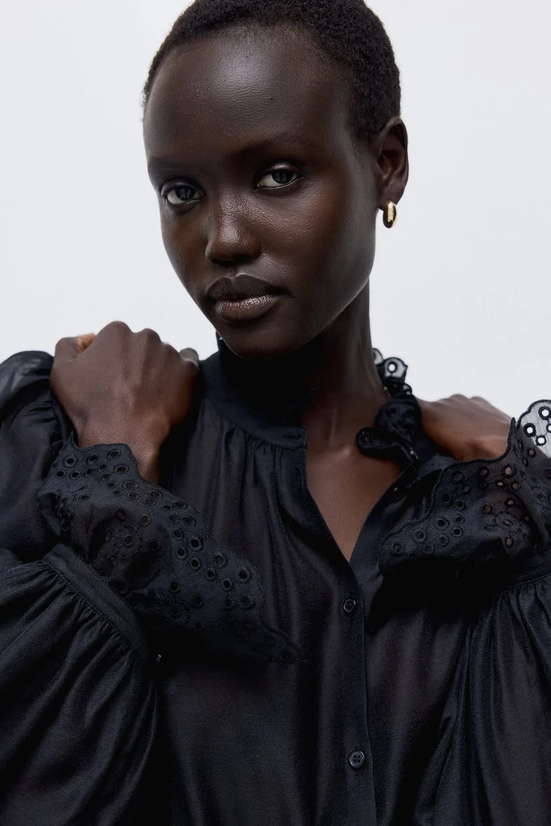 اتش اند ام بلوزة مزيّنة بتطريزات انجليزية