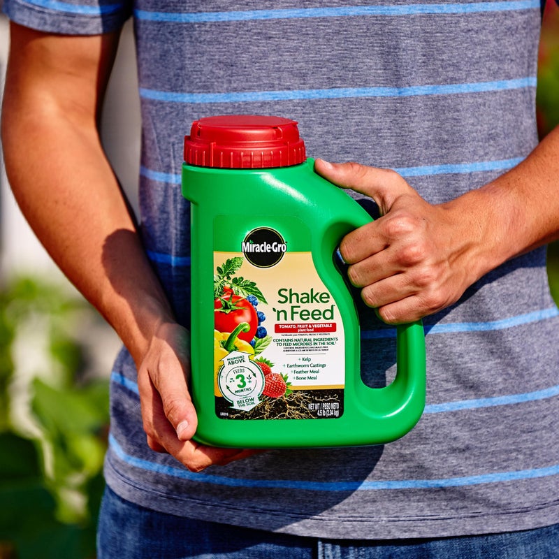 Miracle-Gro Shake 'N Feed Tomato, Fruit and Vegetable Plant Food, For In-Ground and Container Plants, Feeds up to 3 Months, 4.5 lbs. - Image 3