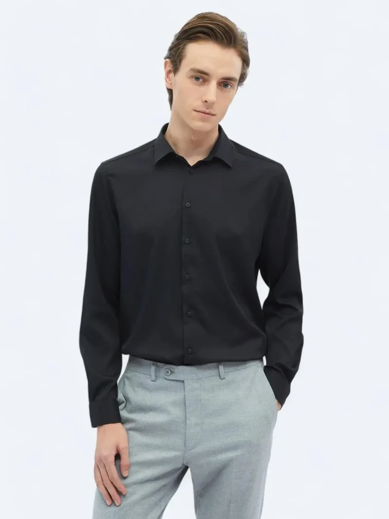 كيب قميص أسود سادة بقصة عادية من قماش منسوج، مناسب للإطلالات الكاجوال