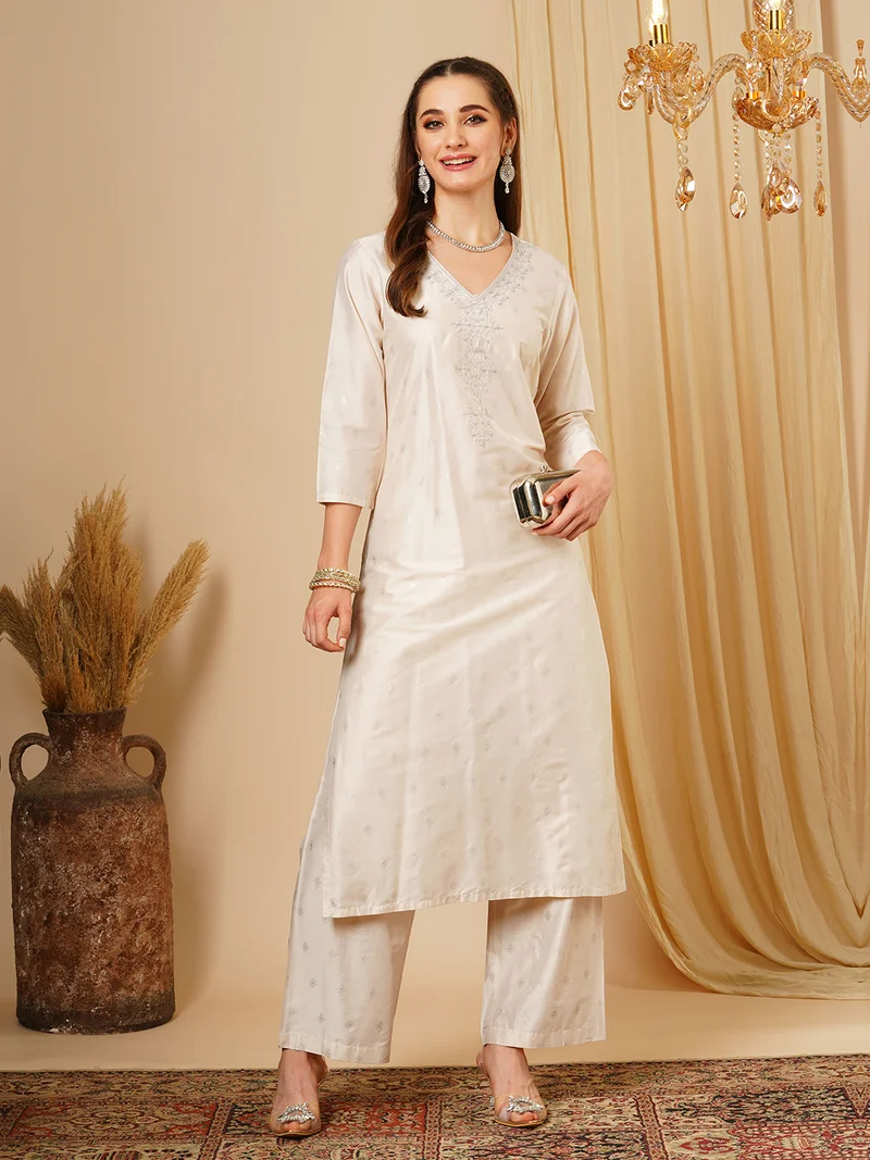 جلو باص Women Ethnic Motifs Printed Sequinned Straight Kurta With Palazzos