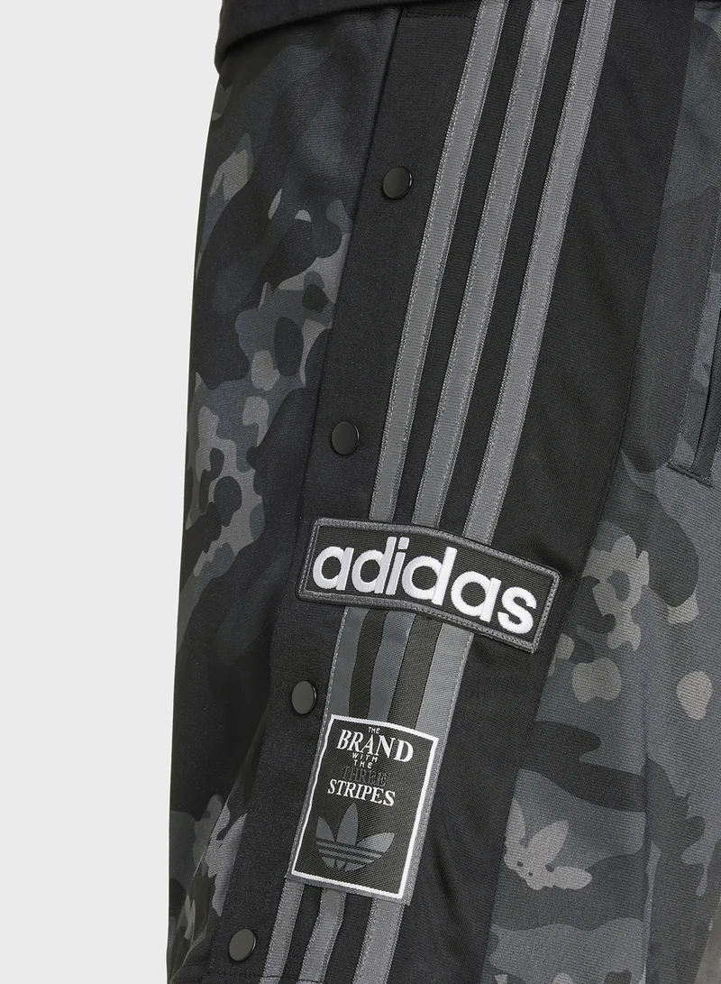 اديداس اوريجينالز Camo Logo Shorts