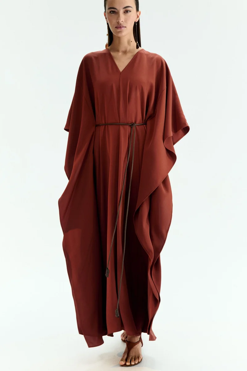 اتش اند ام فستان بتصميم قفطان بحزام خصر