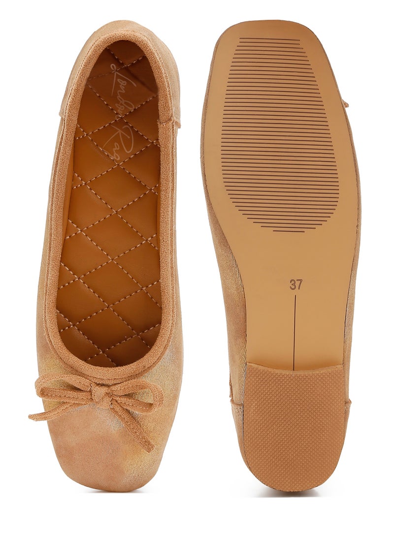 لندن راج حذاء باليرينا مزين بفيونكة من جلد الغزال باللون البيج - Image 4