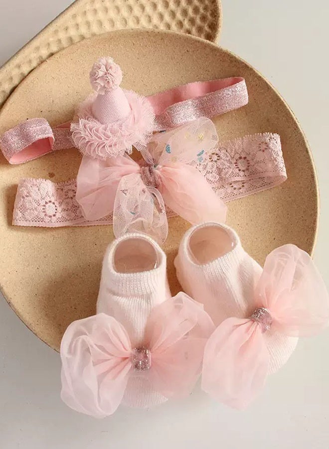 سي إس دونا طقم هدايا للبنات حديثي الولادة – جوارب ناعمة ورباط رأس وردي أنيق – هدية مثالية لمولود جديد أو حفلة استقبال المولود