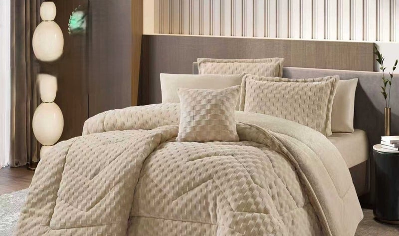 Horse 7-Piece Winter Bedding Set (Double Size) – Rabbit Fur-Style Material: 1 Comforter (250 x 230 cm) 1 Fitted Sheet (200 x 200 cm) 4 Large Pillowcases 1 Square Cushion (Heavy Fill) Suitable for a double bed (230 x 250 cm) - Image 2