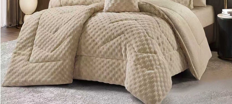 Horse 7-Piece Winter Bedding Set (Double Size) – Rabbit Fur-Style Material: 1 Comforter (250 x 230 cm) 1 Fitted Sheet (200 x 200 cm) 4 Large Pillowcases 1 Square Cushion (Heavy Fill) Suitable for a double bed (230 x 250 cm) - Image 3