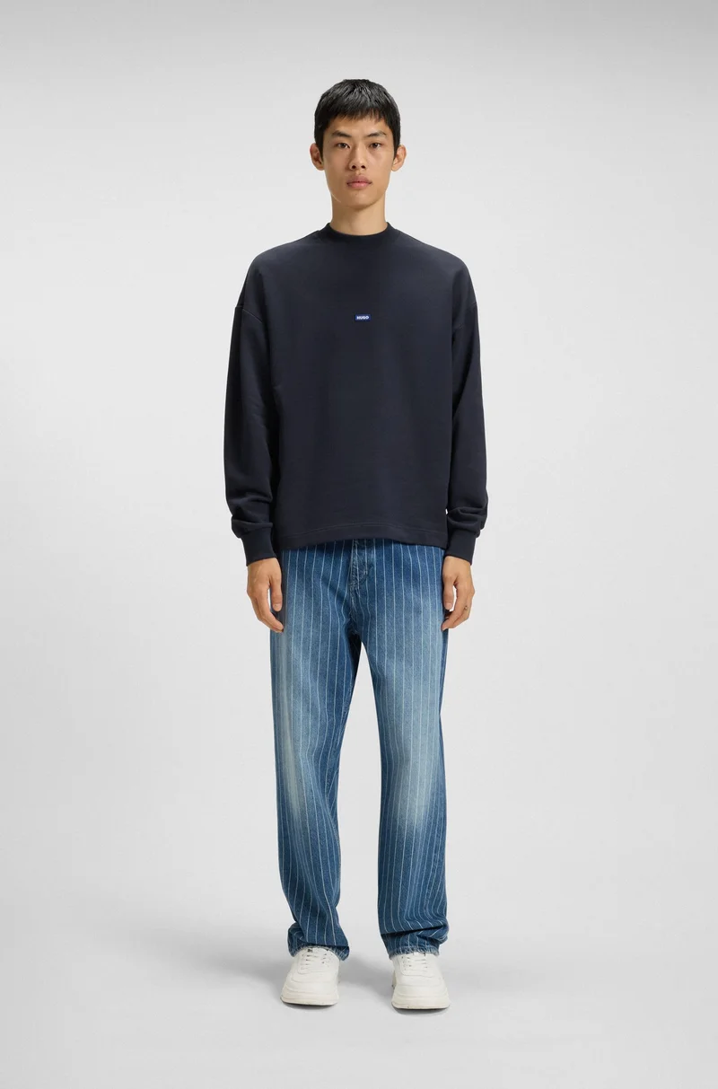 هوجو سويت شيرت قطن تيري بملصق شعار أزرق