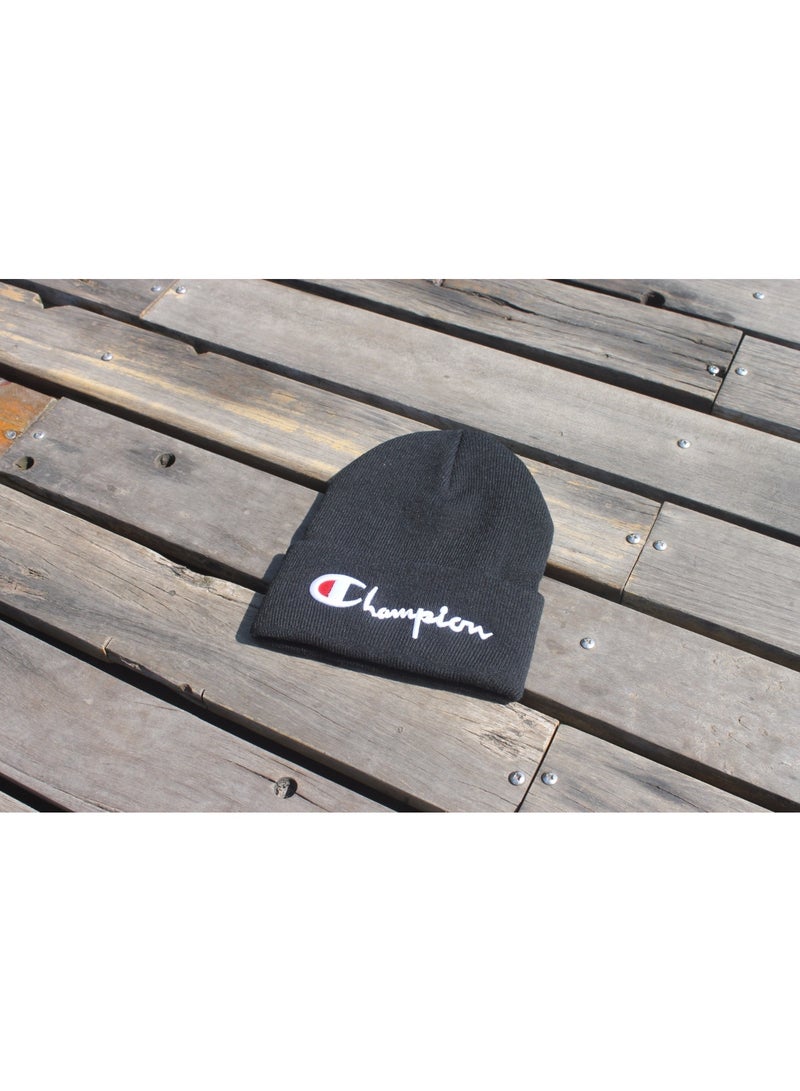 Champion قبعة شتوية سوداء من تشامبيون مع شعار مطرز