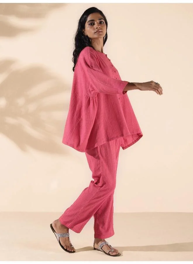 ترو برونز طقم قطن وردي من  بنقشة دوبي بقصة واسعة