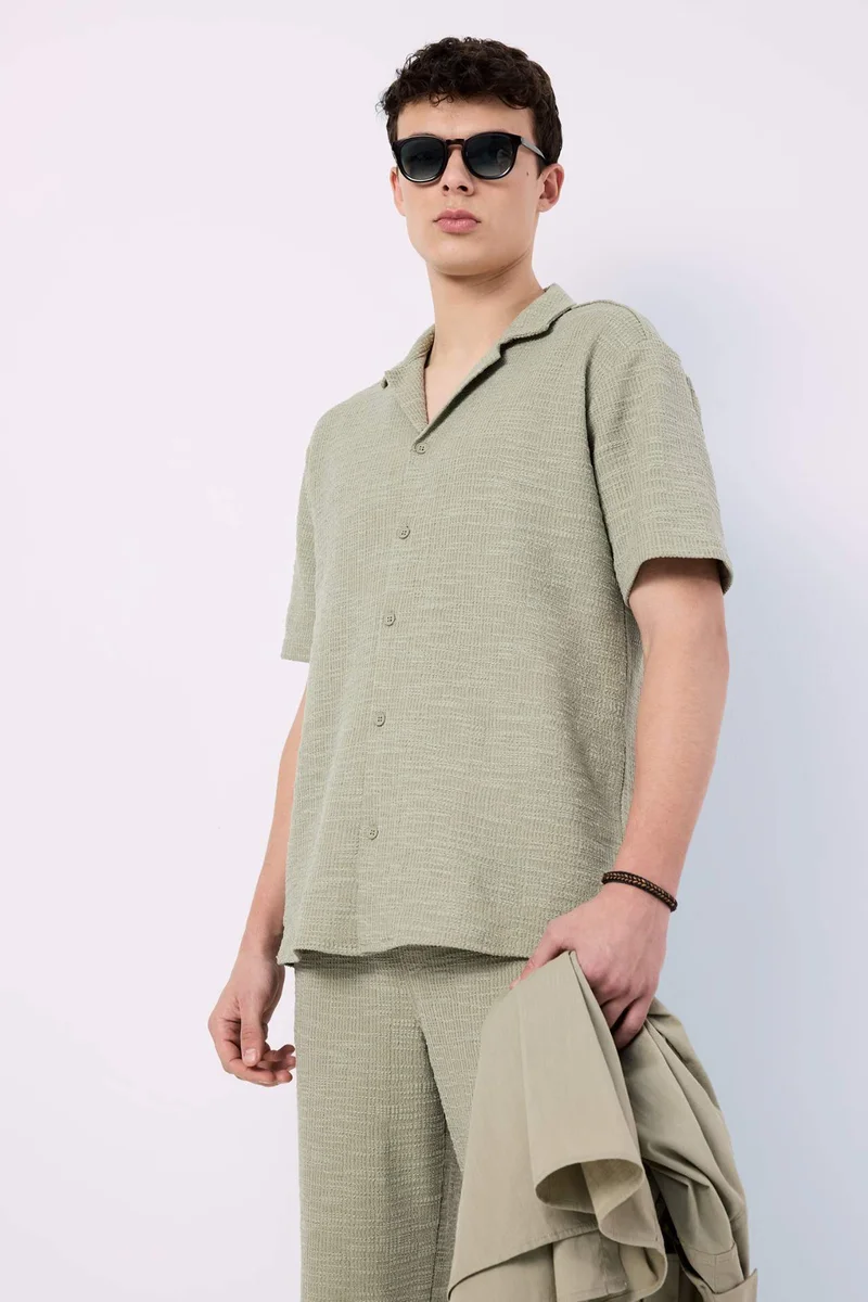 ديفاكتو Regular Fit Apache Neck Short Sleeve Shirt