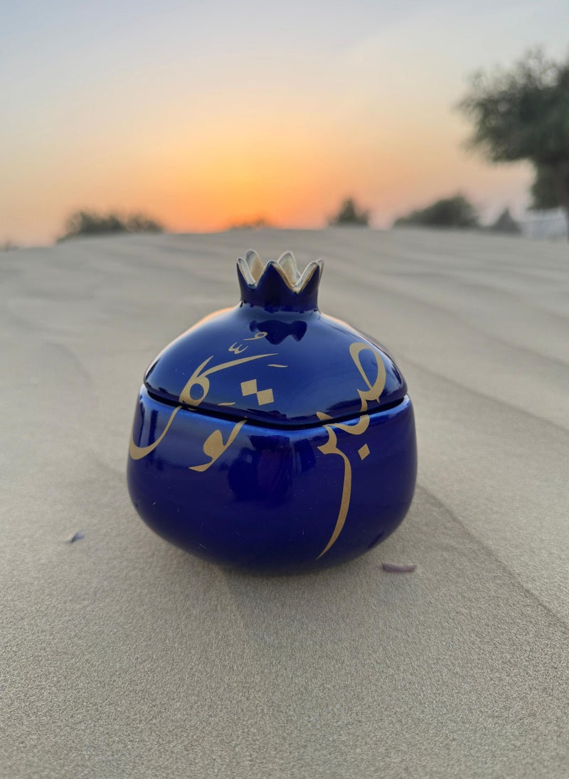 تحفة لوكس سيراميك (الرمان) بغطاء خطي (الصبر والثقة) – أزرق ملكي